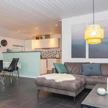 8 Person In Tarm-by Traum