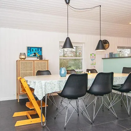 8 Person In Tarm-by Traum *