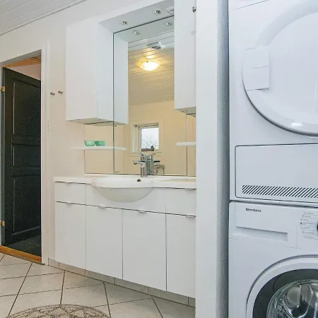 8 Person In Tarm-by Traum