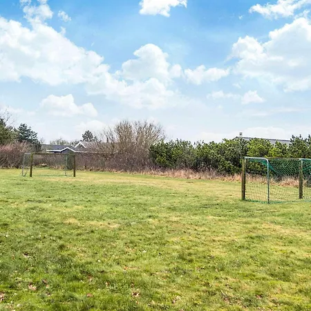 8 Person In Tarm-by Traum