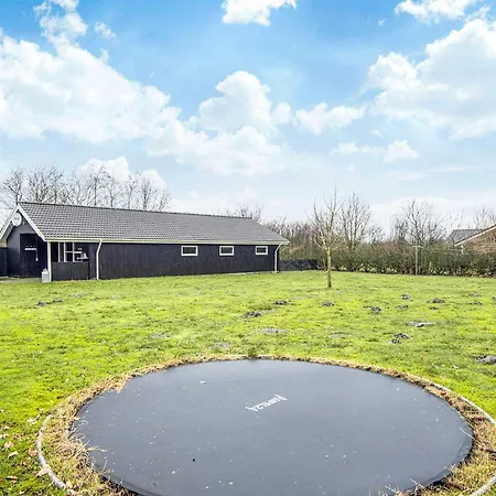 8 Person In Tarm-by Traum *