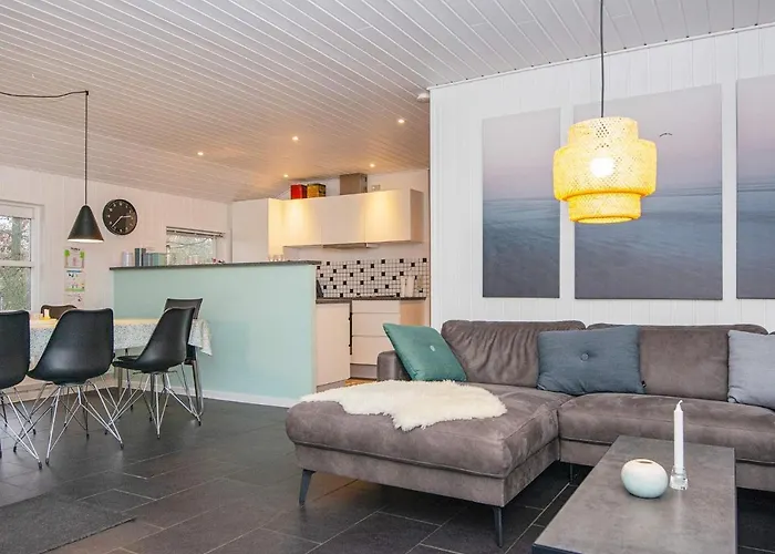 8 Person In Tarm-by Traum