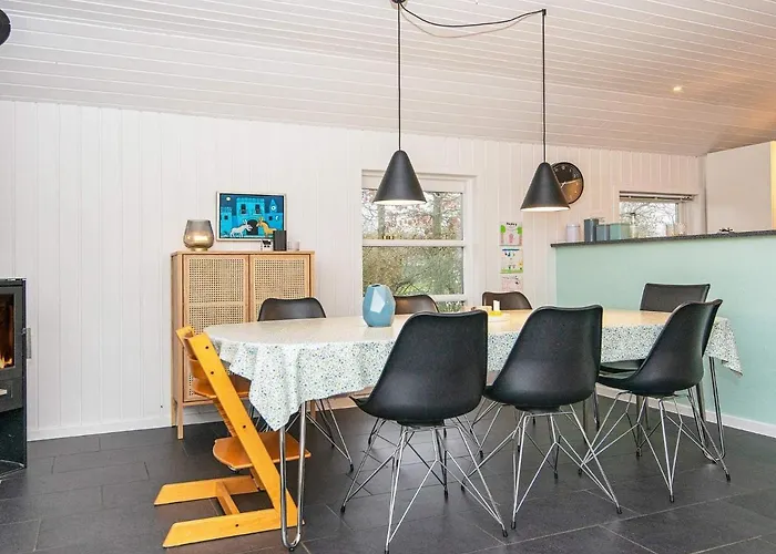 8 Person In Tarm-by Traum *