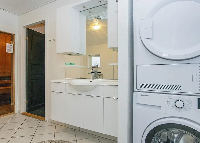 8 Person In Tarm-by Traum