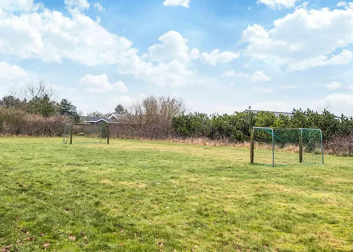 8 Person In Tarm-by Traum